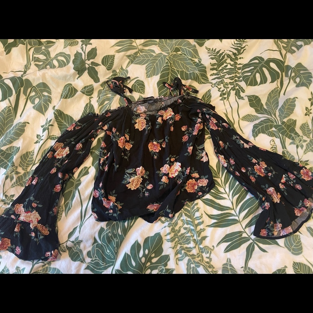 Very cute American Eagle top with bell fitting sleeves